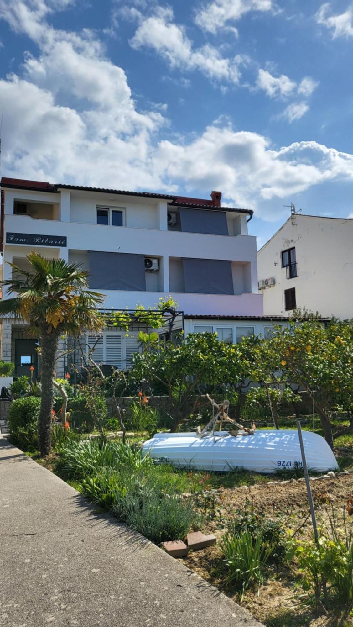 Apartments & Rooms Fam Ribaric Banjol Buitenkant foto